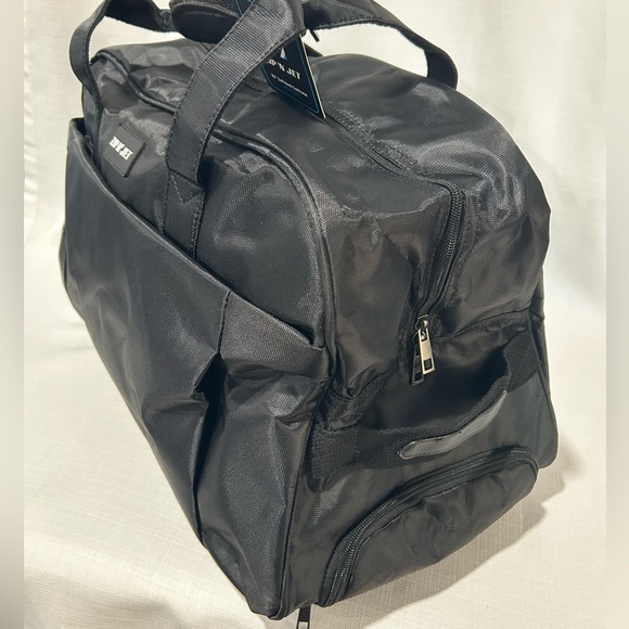 Zip n’ Jet Softshell Rolling Suitcase - Picture 3 of 4